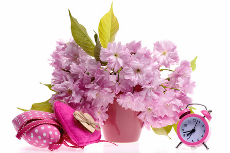 春天鲜花组成 樱花花束用粉红色的玩具的心