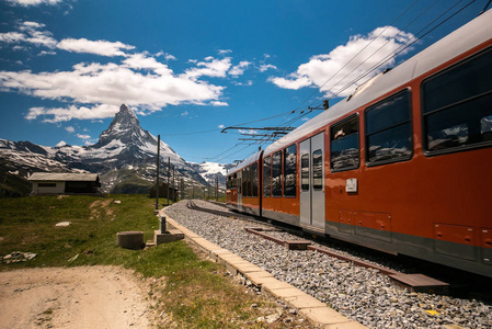 Gornergrat 旅游列车与洛文兹麦特洪山在后台。瓦莱州地区, 马特尔, 瑞士