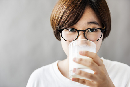 亚洲女孩喝牛奶