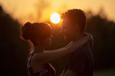可爱的年轻夫妇在日落, 特写镜头