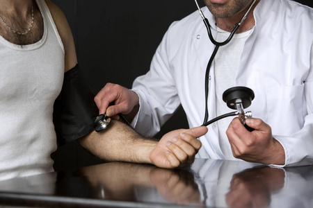 血压计检查脉冲从病人与医生