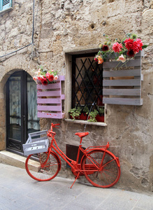 传统意大利中世纪小镇，托斯卡纳，意大利一辆红色自行车