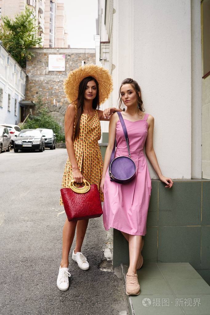 两个年轻诱人的时装模特摆造型