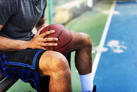 运动员打篮球图片