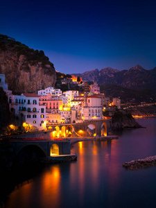 海岸线夜景阿马尔菲意大利地中海海岸线上的夜景照片