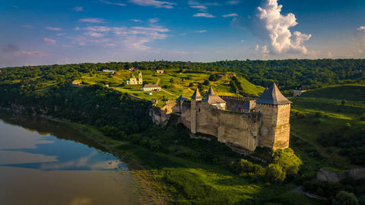 乌克兰中世纪 Khotyn 堡垒和河 Dniestr 鸟瞰图