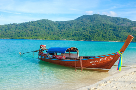 长尾船在利普，泰国安达曼海的沙滩上