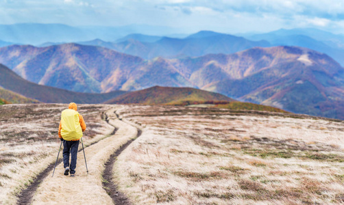 游客在山上徒步旅行