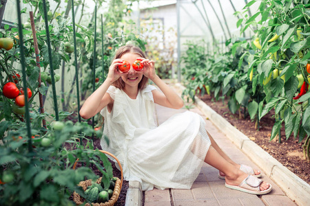 温室大番茄的孩子肖像照片