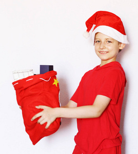 一个可爱的男孩打扮成圣诞老人的画像