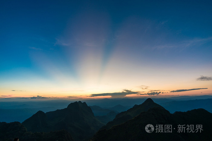 美丽的夏日落日在群山中白云, 黎明时分阳光明媚