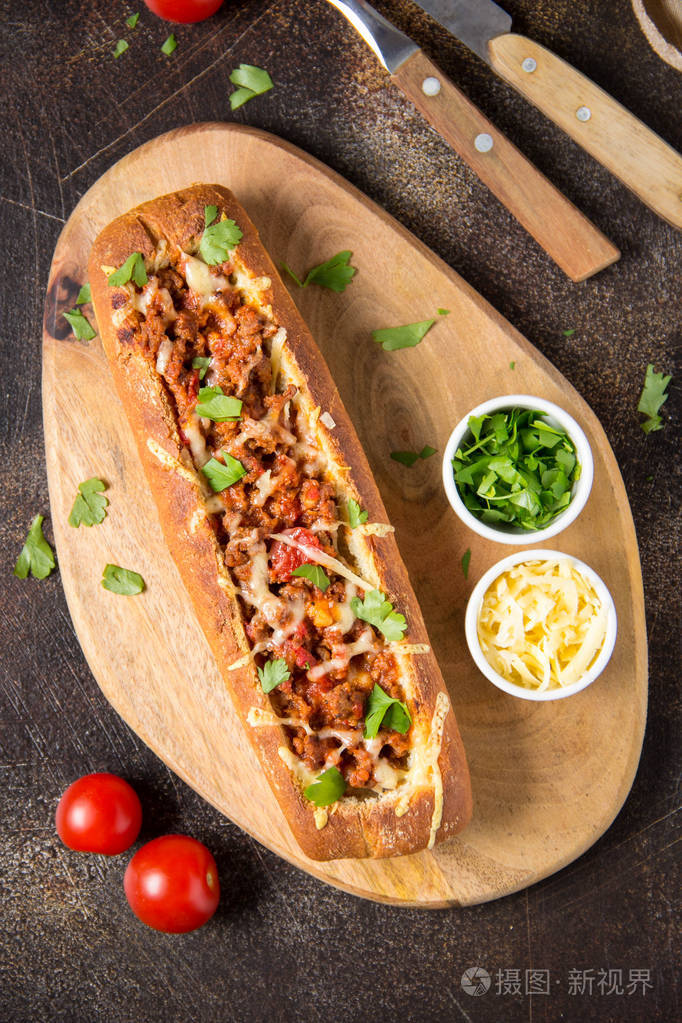 美味的意大利午餐, 美味的小吃, 在黑暗背景下自制的三明治