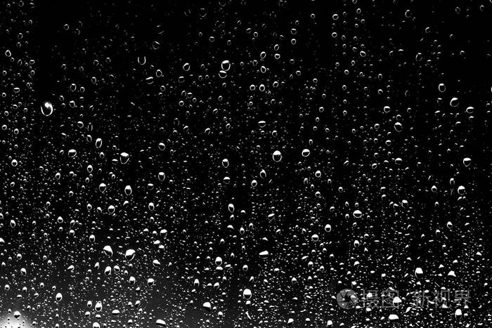 黑玻璃上的雨滴