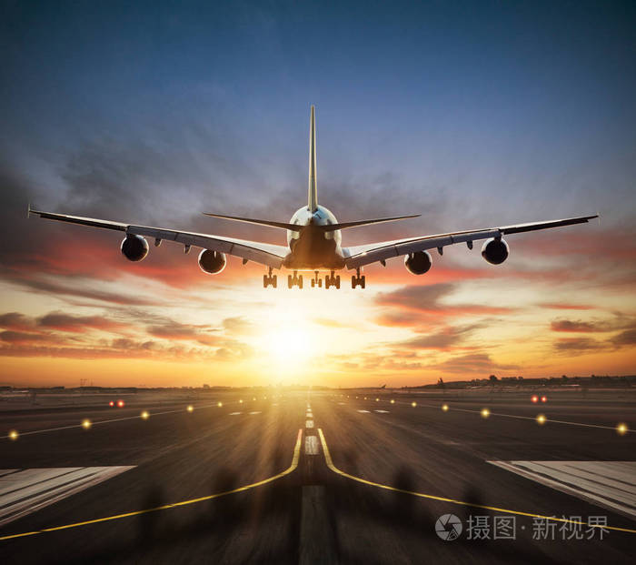巨大的两层商用喷气飞机起飞跑道现代最快的运输方式戏剧性的日落天空
