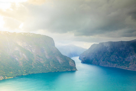 Aurland 从 Stegastein 的角度，挪威的峡湾