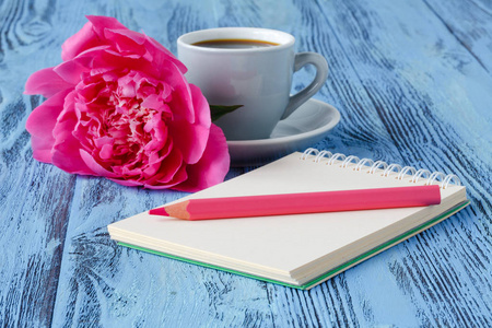 每天早上喝咖啡的杯子 空白笔记本 铅笔和白牡丹纯