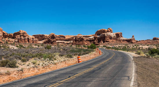 美国犹他州沙漠风化岩石中的道路