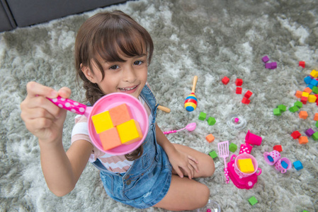 儿童女孩玩彩色玩具块 n 客厅在红磡
