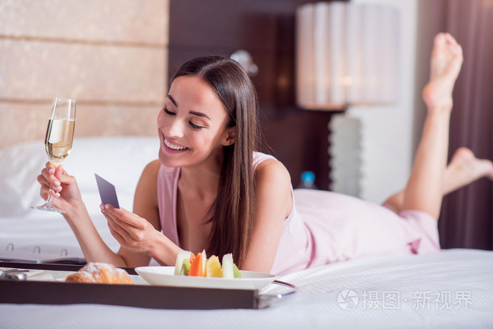 躺在酒店床上的女人