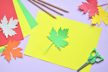 用自己手中的彩色纸制作枫叶, 用来装饰贺卡。手工工艺品。你好秋天的概念。儿童 Diy。复制空间。步骤1。圆模具