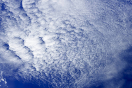Cirrocumulus 云形成在蓝天上看到了在雅加达上空