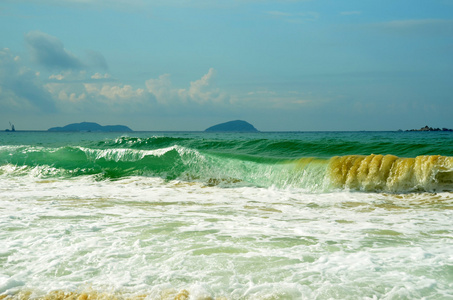 2011年5月在中国海南岛亚龙湾冲浪