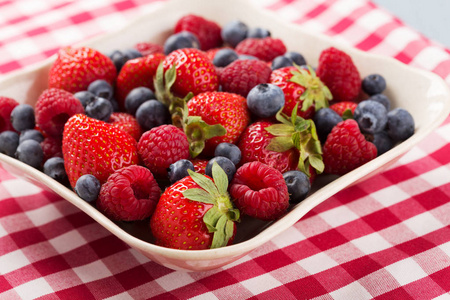 带覆盆子, 蓝莓和草莓的菜