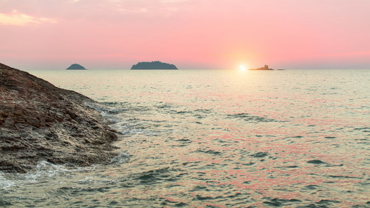 美丽的夕阳海上