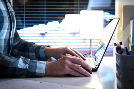 在城市背景模糊的现代商务办公中使用笔记本电脑的人照片