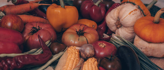 收获, 秋天。全景收集新鲜健康的水果和蔬菜。健康的饮食背景。蔬菜背景