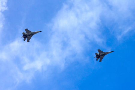 两架战斗机在背景的蓝天上飞越了空中航展.