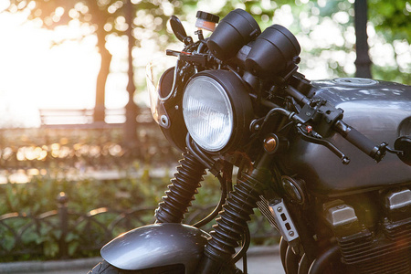 一张摩托车特写照片。前 照 灯