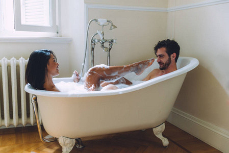相爱的情侣在家里一起消磨时光。浪漫的时刻在浴室里