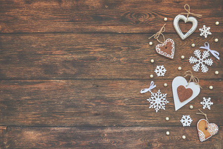 雪花, 姜饼和心在垃圾木的背景。冬季假期概念