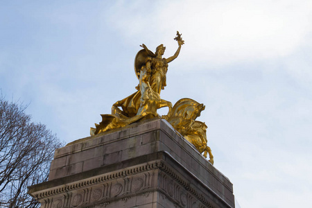 中央公园的金色雕像