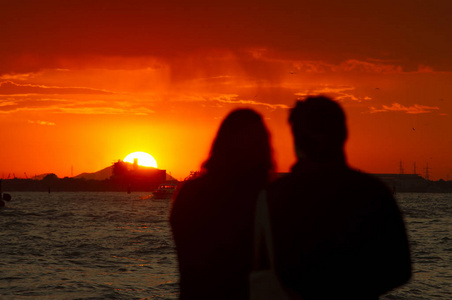 一对夫妇日落图片
