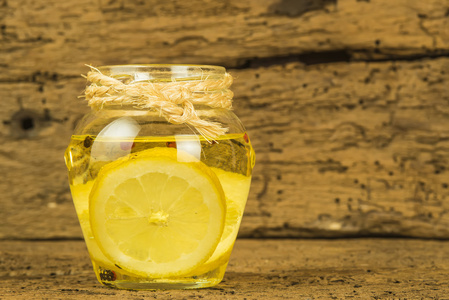 橄榄油用柠檬和胡椒调味