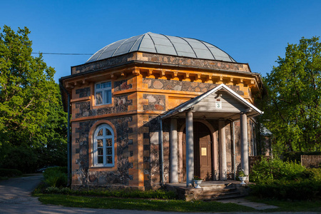 老石多彩 Krimulda 宫在拉脱维亚锡古尔达附近的高亚国家公园附近的房子