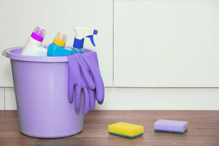 家用化学品在地板上的水桶里打扫房子