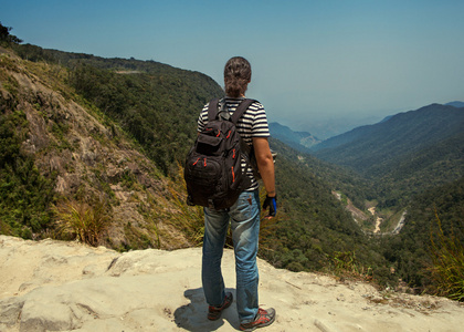 在山里，有值得一看，一个背包徒步旅行者