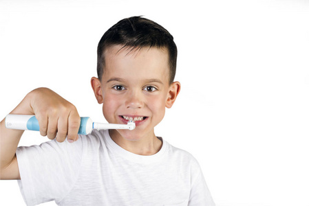 他刷牙的男孩