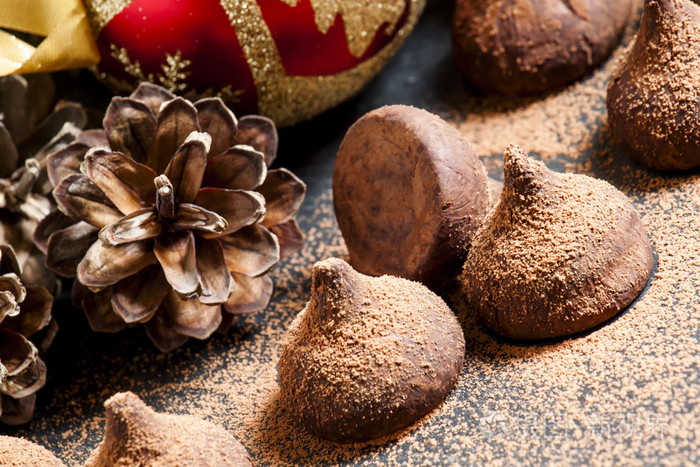 洒满可可粉的巧克力块菌红色圣诞