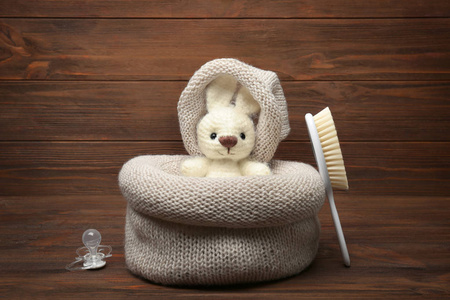 与可爱的手工兔子玩具的组合在木背景沐浴