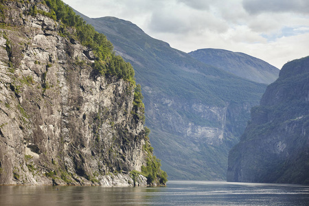 挪威峡湾岩石景观。 Hellylt Geiranger旅行