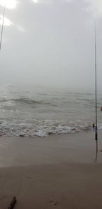 波罗的海海滩钓鱼竿图片