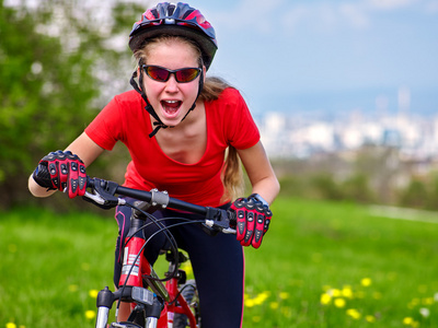 自行车骑自行车的女孩骑自行车出城