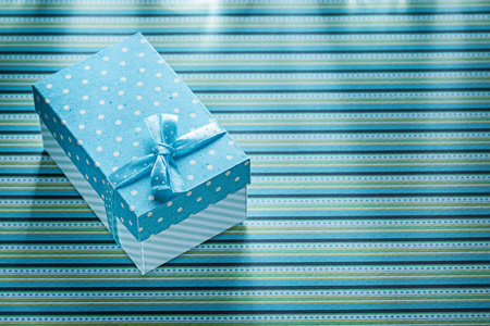 蓝色条纹表布庆祝活动概念的礼物盒