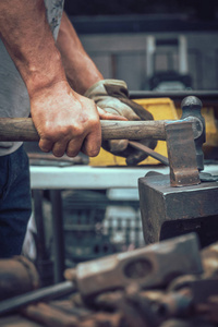 铁匠锤子打铁图片-铁匠锤子打铁素材-铁匠锤子打铁插画-摄图新视界