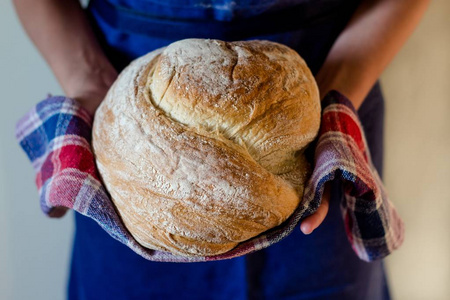在一个女人的手中的面包的圆面包