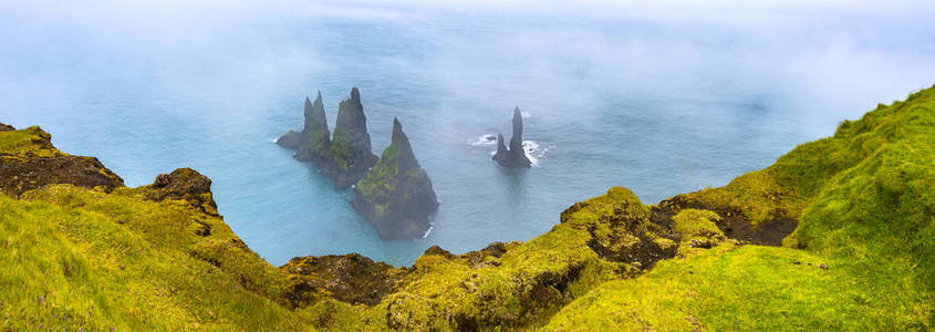 查看玄武岩栈 Reynisdrangar, 黑色沙滩附近的 Vik, 南冰岛, 夏季时间